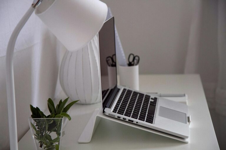 Consejos prácticos para organizar un espacio de trabajo en casa eficiente y cómodo